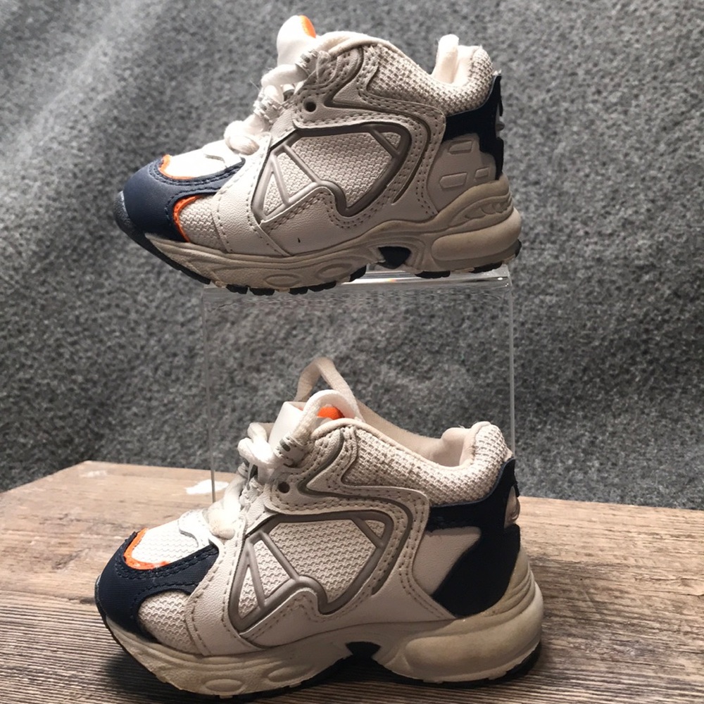 Tennis shoes